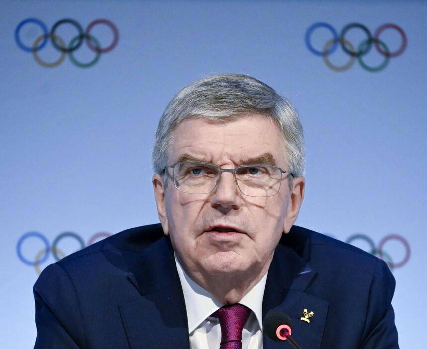 10月のIOC総会を終え、記者会見するバッハ会長＝インド・ムンバイ（共同）