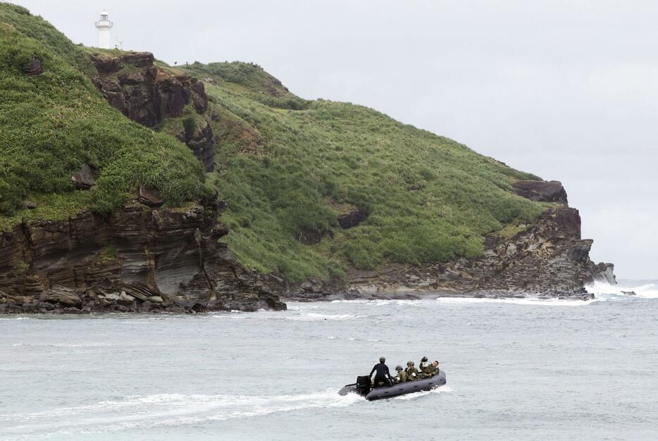 沖縄県・与那国島で実施された防災訓練で、ボートを使って救助に向かう陸上自衛隊員＝12日午前