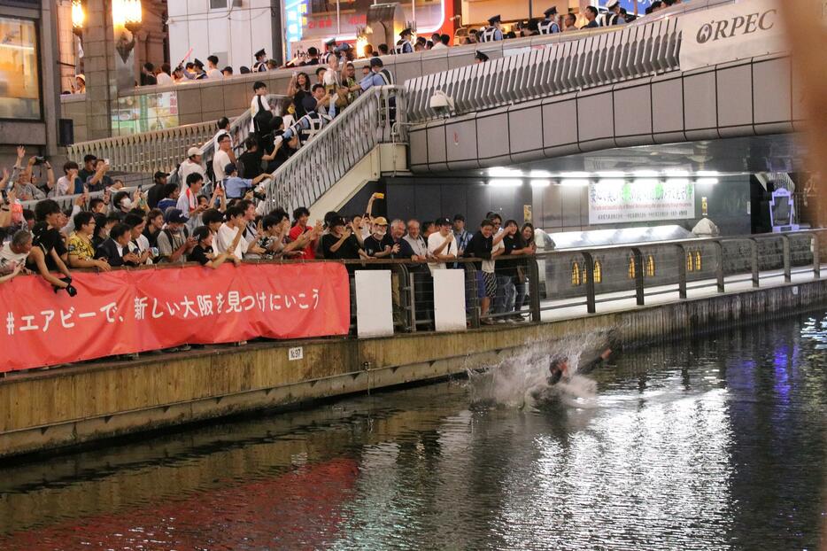 阪神の優勝に沸いた大阪のまち。写真はリーグ優勝時（写真：アフロ）