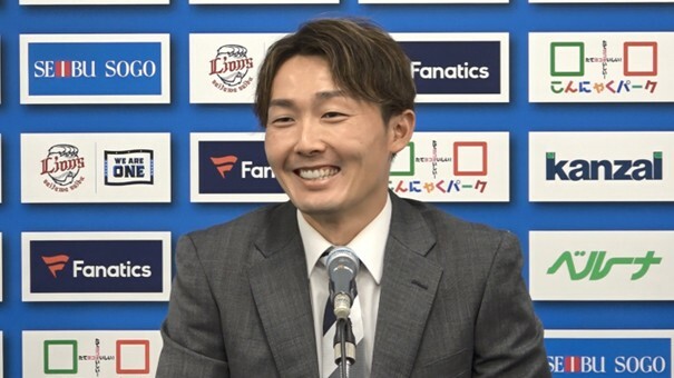 現状維持でサインをした西武・源田壮亮選手