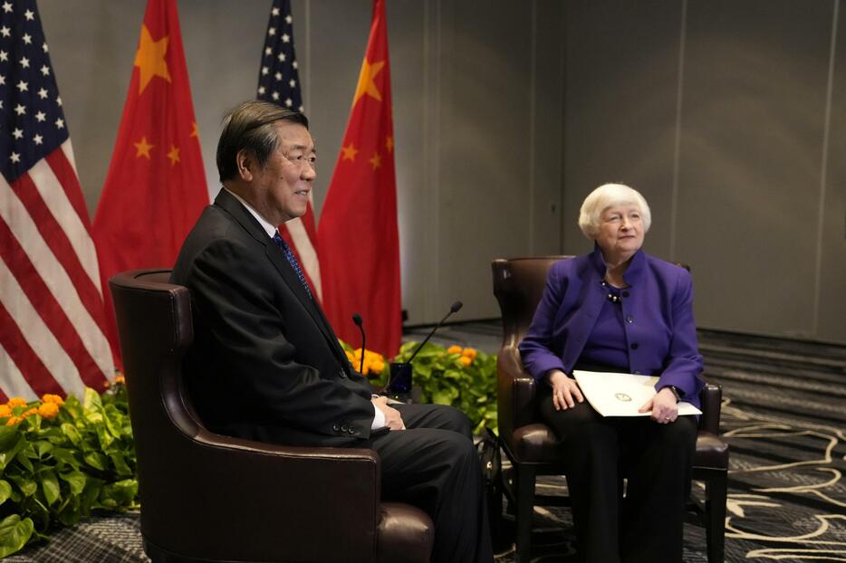 10日、米サンフランシスコで会談するイエレン米財務長官（右）と中国の何立峰副首相（AP＝共同）