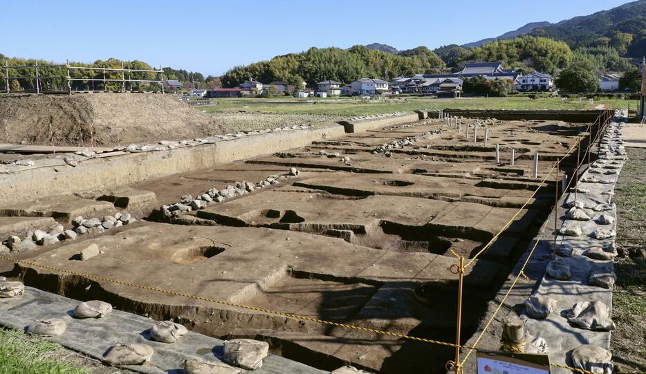 掘っ立て柱塀跡が見つかった飛鳥宮跡の調査区＝22日午前、奈良県明日香村