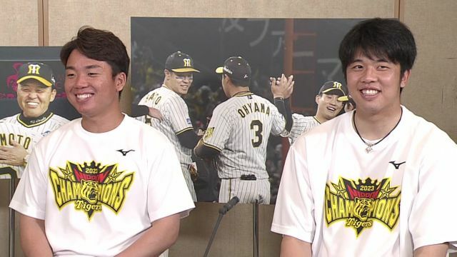 祝勝会後、インタビューに応じた阪神の村上頌樹投手(左)と才木浩人投手(右)