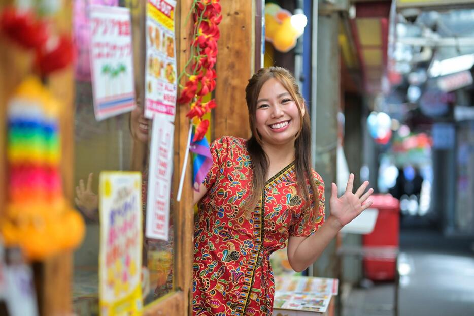 「路地が狭くてごちゃごちゃしていて、タイっぽいですよね」と話すなっちゃん