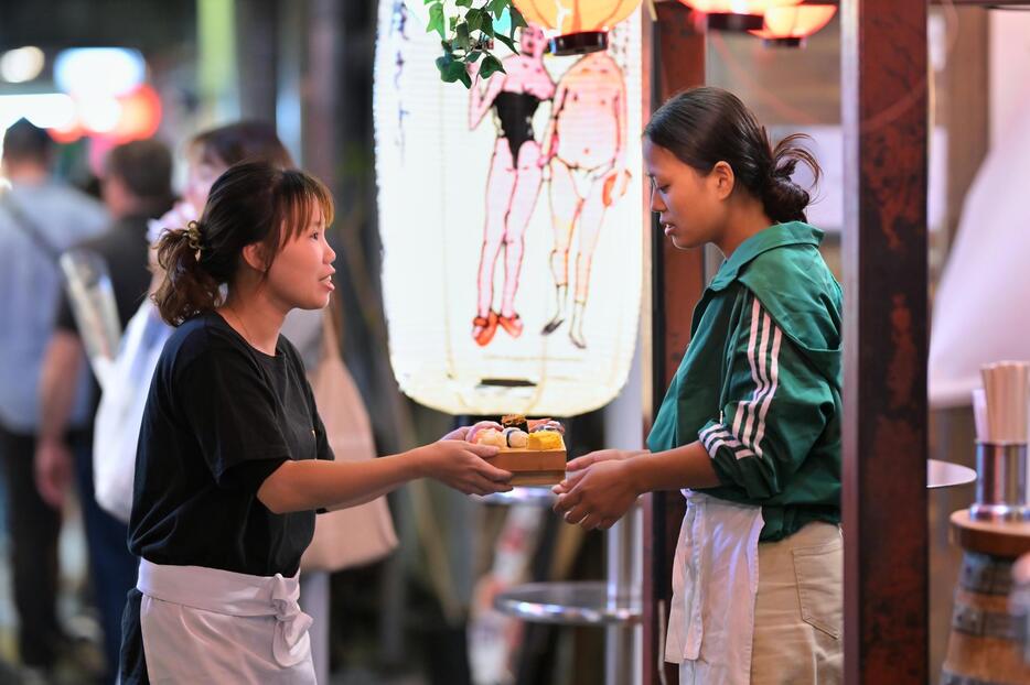 VICグループでは横丁内の別の店の料理も注文できる