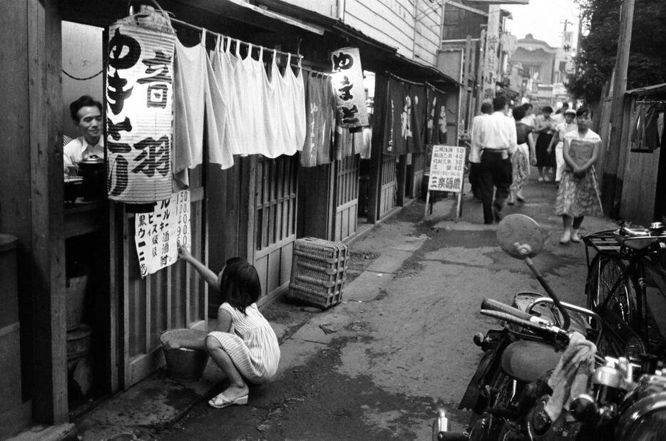 昭和32年ごろ、飲み屋が並ぶハモニカ横丁の西側の様子（写真提供・らかんスタジオ鈴木育男）