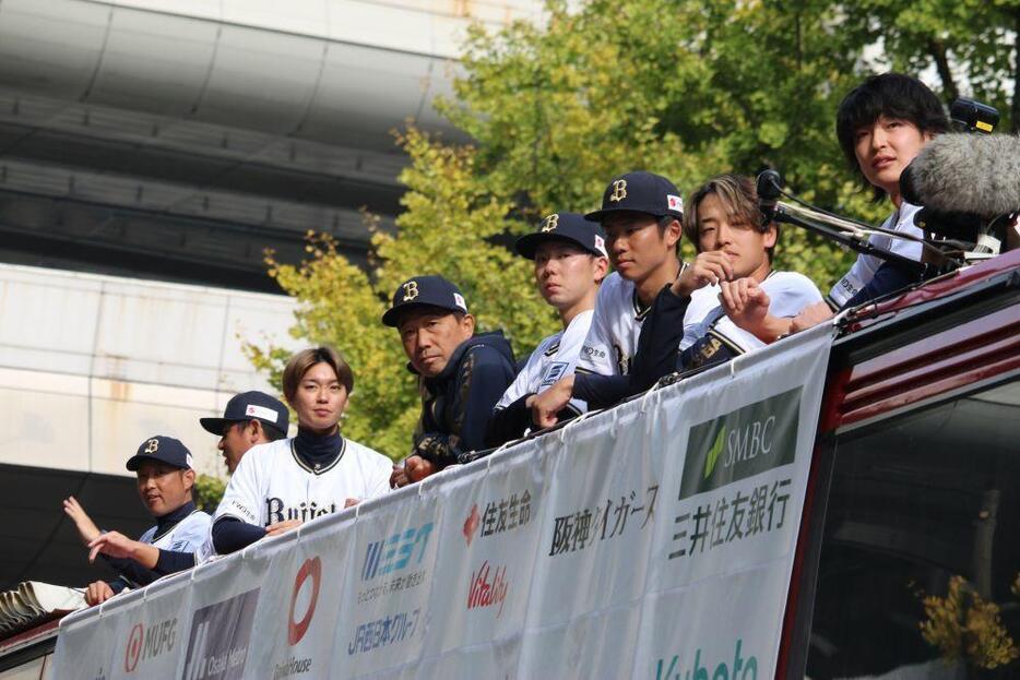 プロ野球、オリックス・バファローズのリーグ優勝を祝い、大阪市中央区を走る御堂筋で23日午前、優勝記念パレードが行われた＝23日午前、大阪市中央区で