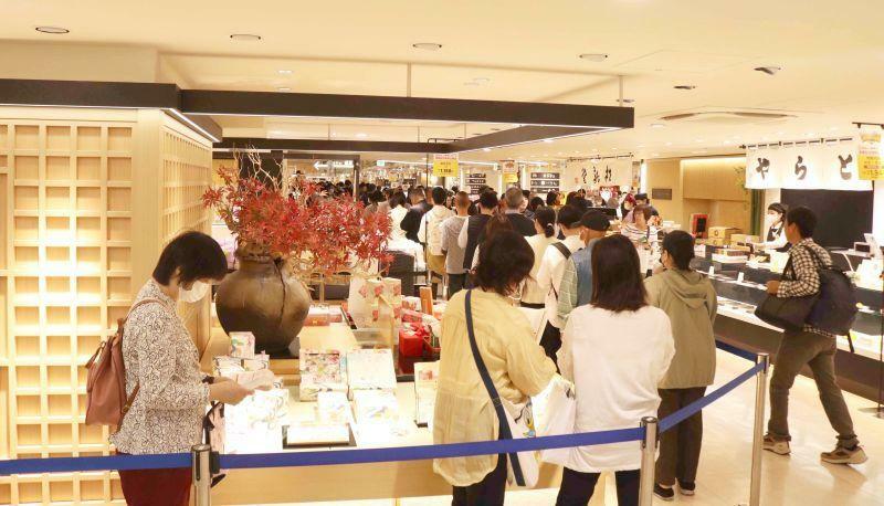 ［写真］来店客が次から次へと足早に入店し、セールの品を求めて売り場に向かう光景が見られた＝6日午前、大阪市北区で（撮影：具志堅浩二）