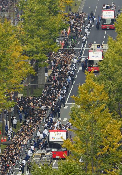 大阪・御堂筋で行われたオリックスの優勝パレード＝23日午前