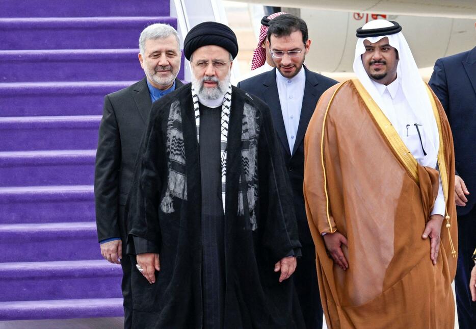 11日、サウジアラビア首都リヤドに到着したイランのライシ大統領（左から2人目）（ロイター＝共同）