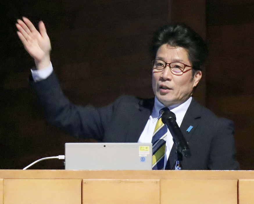 福岡市で講演する横田めぐみさんの弟拓也さん＝18日午後