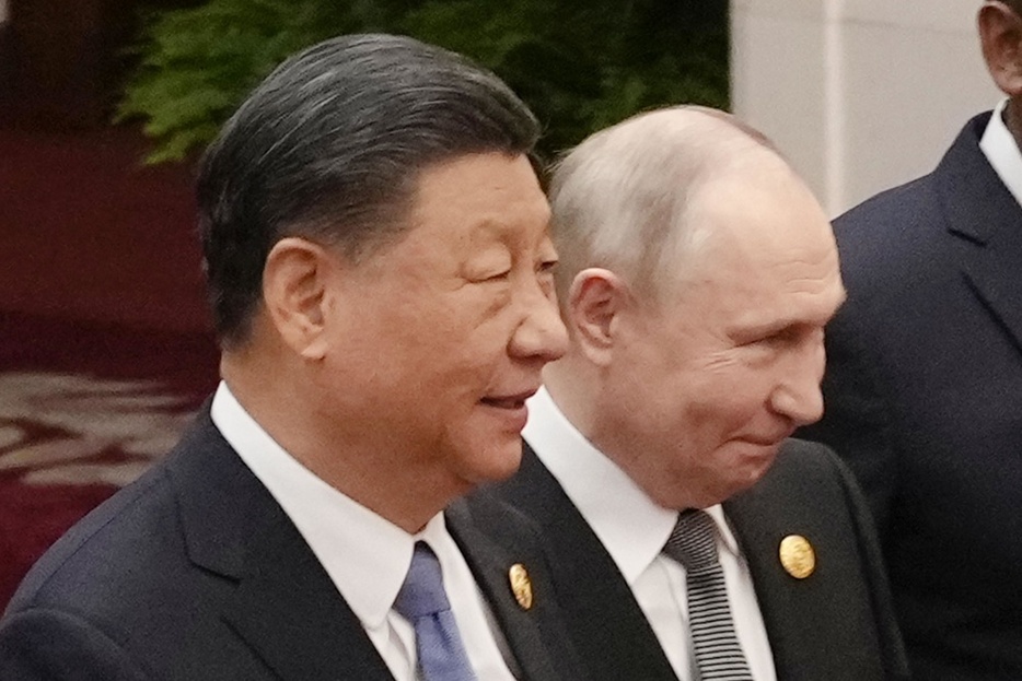 「一帯一路」の国際会議の記念撮影に臨む中国の習近平国家主席（左）とロシアのプーチン大統領＝10月、北京の人民大会堂（共同）
