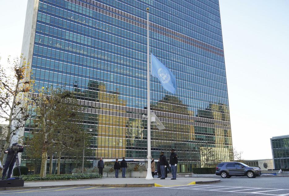 13日、米ニューヨークの国連本部に掲げられた半旗（共同）