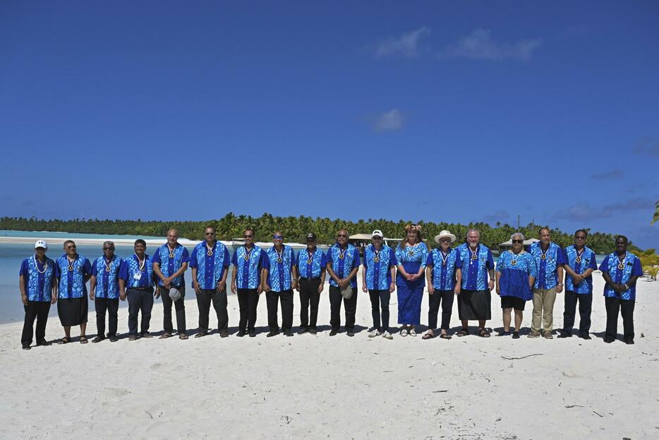 太平洋諸島フォーラム首脳会議の記念撮影に納まる首脳ら＝9日、クック諸島のアイツタキ島（Mick　Tsikas/AAP提供、AP＝共同）