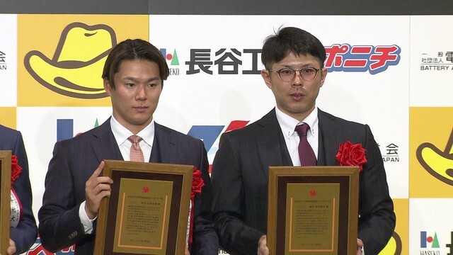 最優秀バッテリー賞を受賞したオリックス・山本由伸投手(左)と若月健矢選手(右)