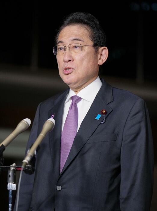 北朝鮮のミサイル発射を受け、記者団の取材に応じる岸田首相＝21日午後11時55分、首相官邸