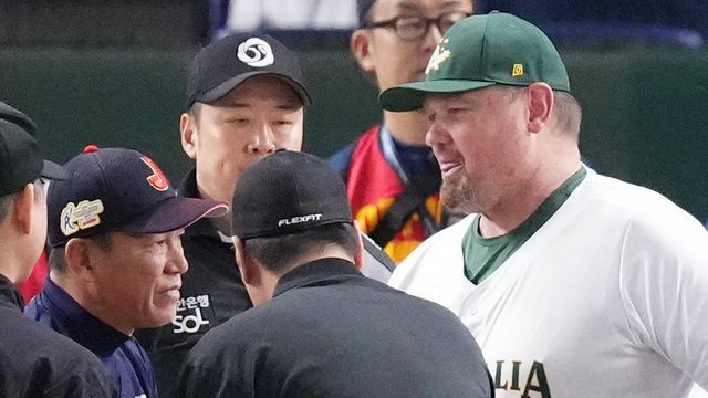 井端弘和監督(左)とオーストラリアのニルソン監督(右）写真:日刊スポーツ/アフロ