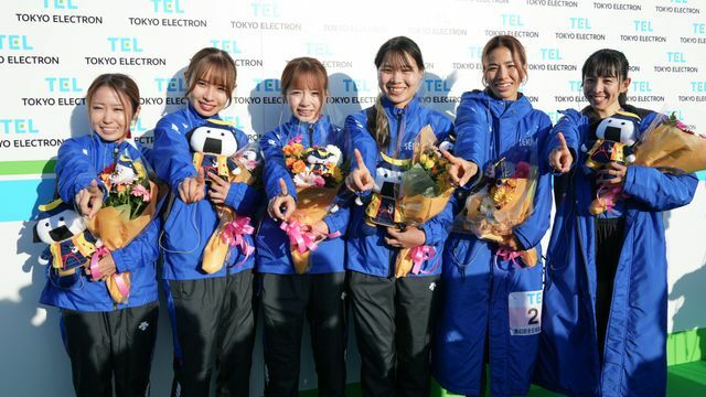 2年ぶり2度目の優勝を決めた積水化学の選手たち(写真：アフロスポーツ)