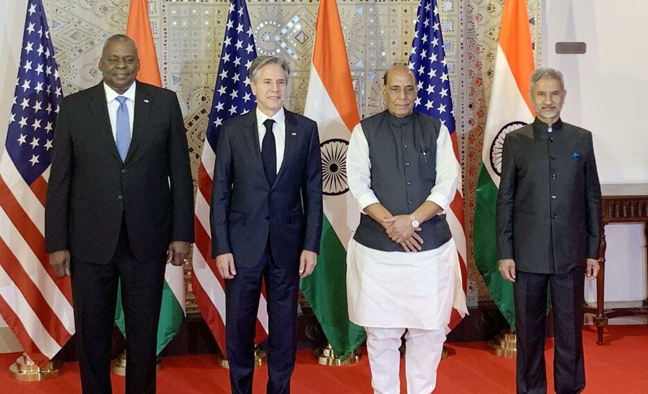10日、ニューデリーでの外務・防衛閣僚協議を前に写真に納まる（左から）オースティン米国防長官、ブリンケン米国務長官、インドのシン国防相、インドのジャイシャンカル外相（共同）