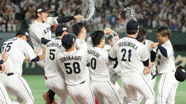 韓国に逆転勝利で優勝を決めて喜ぶ侍ジャパン（写真：時事）