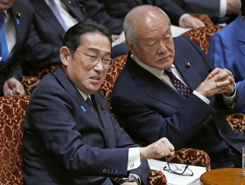 参院予算委に臨む岸田首相（左）と鈴木財務相＝29日午前
