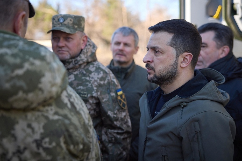 ウクライナ国内の軍施設を視察するゼレンスキー大統領（右）とザルジニー総司令官＝3日（ロイター＝共同）