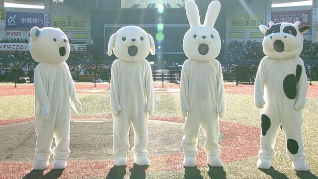 チームWHITE、左から友杉篤輝選手、小島和哉投手、石川慎吾選手、澤田圭佑投手