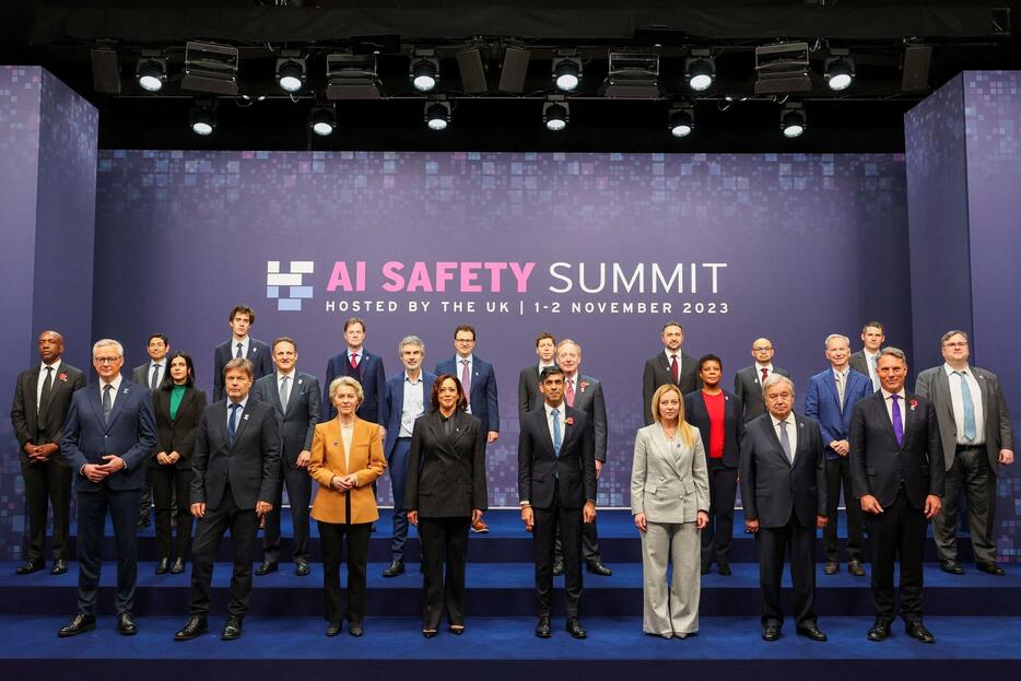 2日、英ロンドン郊外で開かれた「AI安全サミット」に出席したスナク首相（前列右から4人目）ら（ロイター＝共同）
