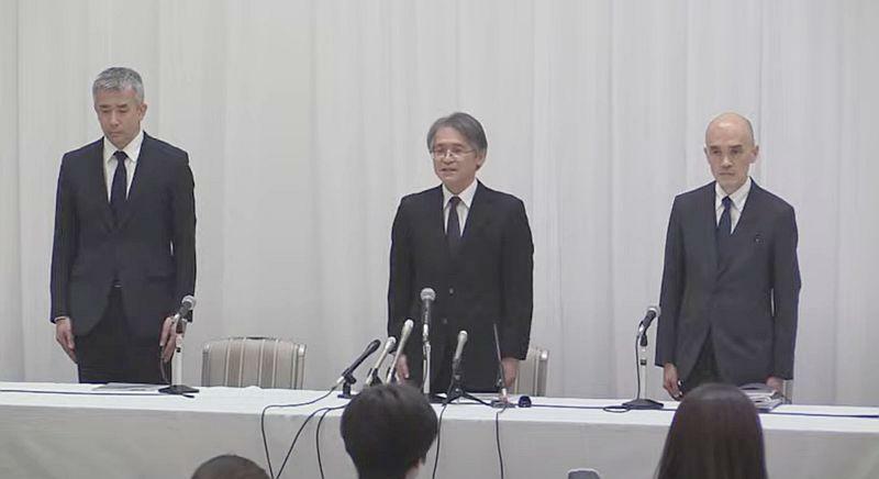 ［写真］会見冒頭で謝罪する木場健之理事長ら＝14日午後4時すぎ、兵庫県宝塚市で