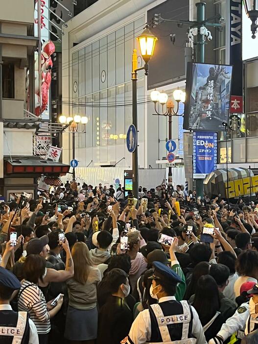 ［写真］阪神タイガース38年ぶりの日本一に沸く大阪・道頓堀＝5日午後10時ごろ、大阪市中央区で