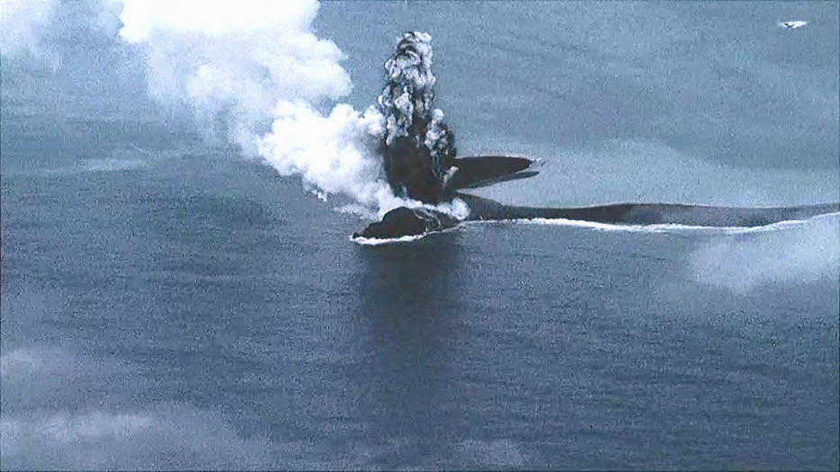 硫黄島沖合に発生した新たな島から上がる噴石や噴煙＝23日（海上保安庁提供）