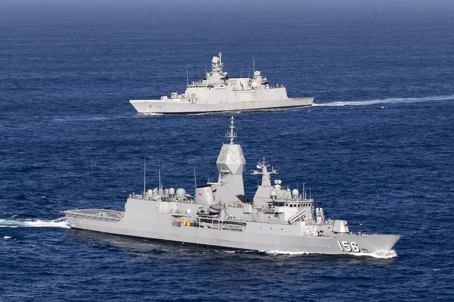 オーストラリア海軍のフリゲート艦「HMASトゥーンバ」（手前）＝9月（オーストラリア国防省提供・共同）