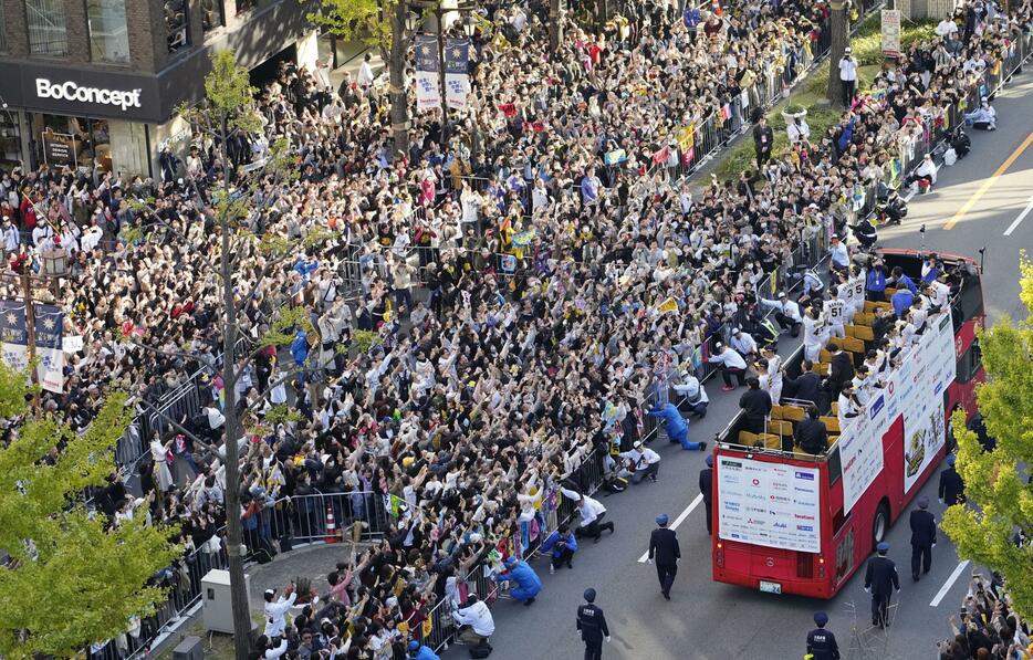 大阪・御堂筋で行われた阪神の優勝パレードに詰めかけた大勢のファン＝23日午後