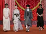 日本アカデミー賞で新人俳優賞を受賞（左から2人目＝2019年）