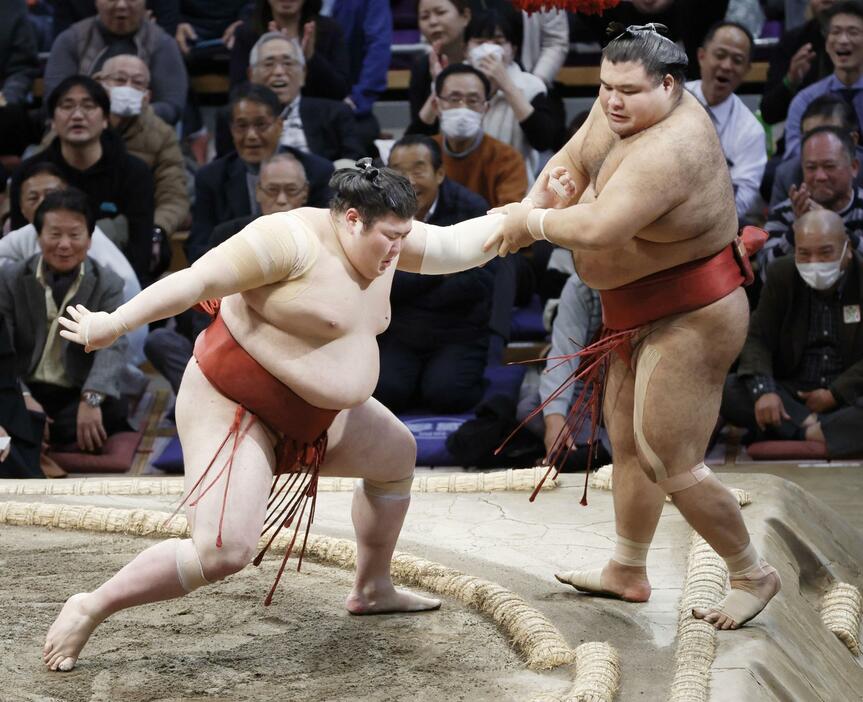 熱海富士が押し出しで高安を破る＝福岡国際センター