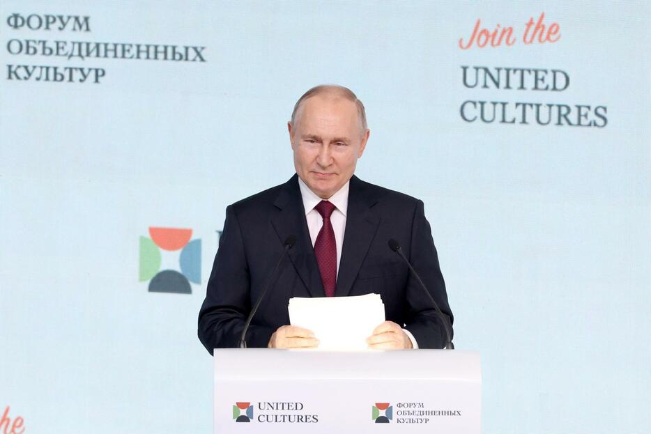 17日、サンクトペテルブルク国際文化フォーラムで演説するロシアのプーチン大統領（タス＝共同）