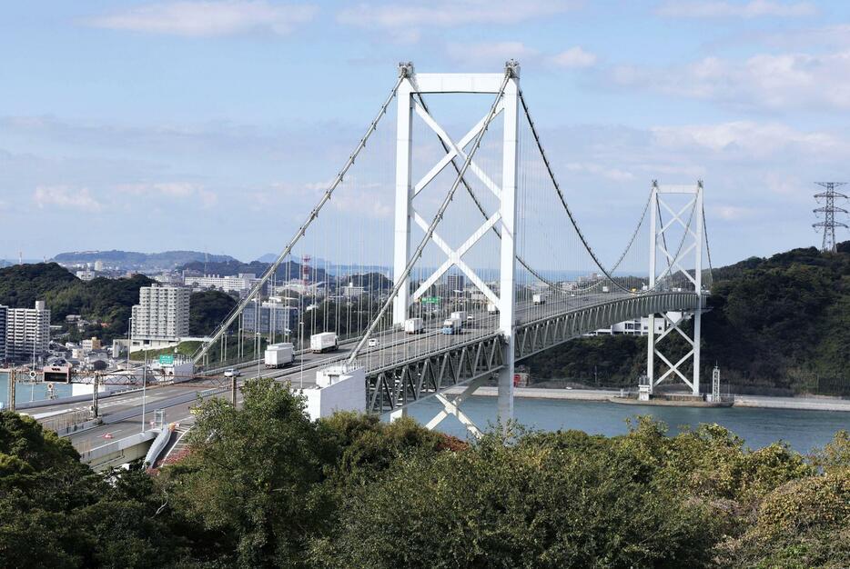 開通から50年を迎えた関門橋＝14日午前