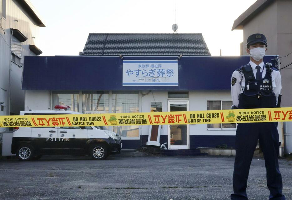 ひつぎに入った遺体が見つかった愛知県岡崎市六名本町の建物＝1日午後