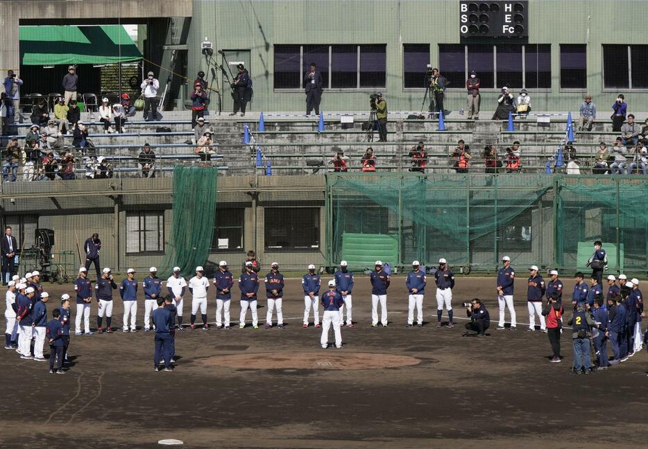 宮崎キャンプを打ち上げ、円陣を組む野球日本代表＝宮崎