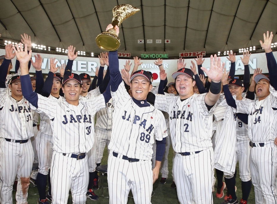 アジアプロ野球チャンピオンシップを制し、喜ぶ井端監督（中央）と日本ナイン＝東京ドーム
