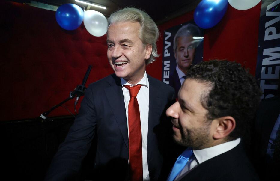 オランダ下院総選挙の出口調査結果に喜ぶ自由党のウィルダース氏（左）＝22日、ハーグ（ロイター＝共同）