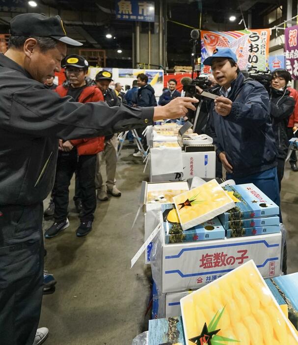 大阪市中央卸売市場で開かれた塩数の子の初競り＝17日午前