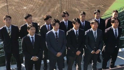 巨人の新人12人が勢ぞろい