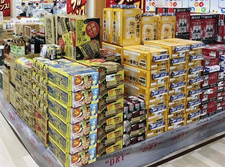 スーパーのビール売り場＝2019年