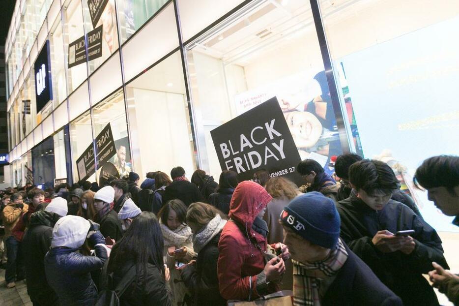 日本版「ブラックフライデー」きょうGAPで始まった大規模セールに並ぶ買い物（写真：Rodrigo Reyes Marin/アフロ）客