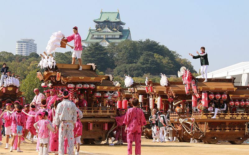 [写真]大阪城公園に府内のだんじりが大集結=5日午前11時20分ごろ、大阪市中央区で。後方は大阪城