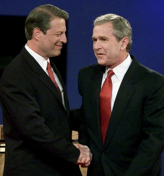 [写真]フロリダ州で票が再集計されるなど歴史的な大接戦となった2002年大統領選。ジョージ・W・ブッシュ候補（右）がゴア候補を破った（ロイター/アフロ）