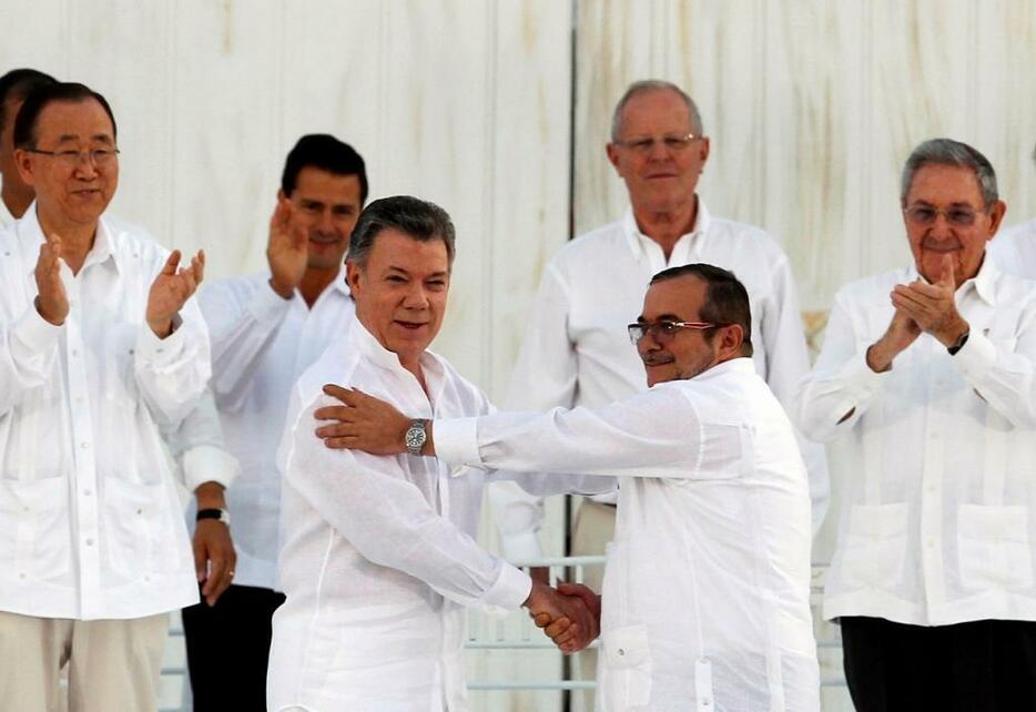 [写真]9月26日にサントス政権とFARCは和平合意に署名した（ロイター/アフロ）