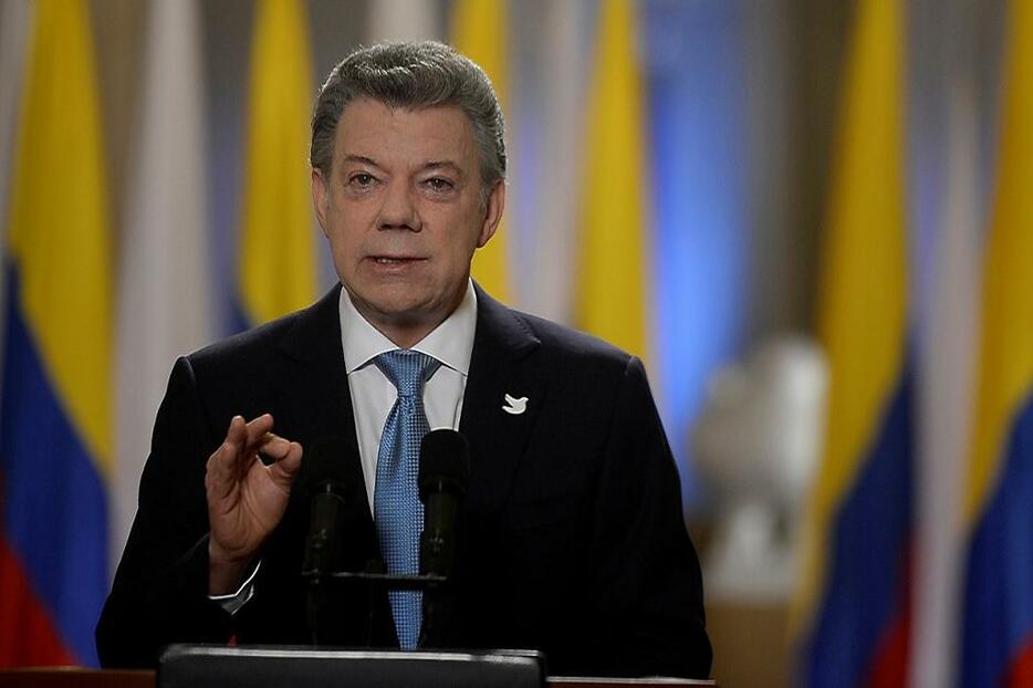 [写真]11月13日、サントス大統領とFARCは和平合意の修正案に署名した（Colombian Presidency/ロイター/アフロ）