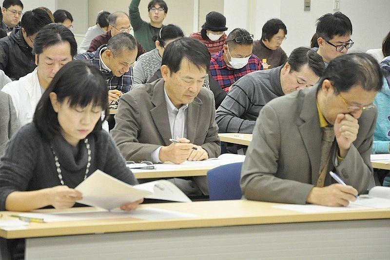 [写真]大阪検定初級を受験する尾崎裕大阪商工会議所会頭（前から2列目中央）